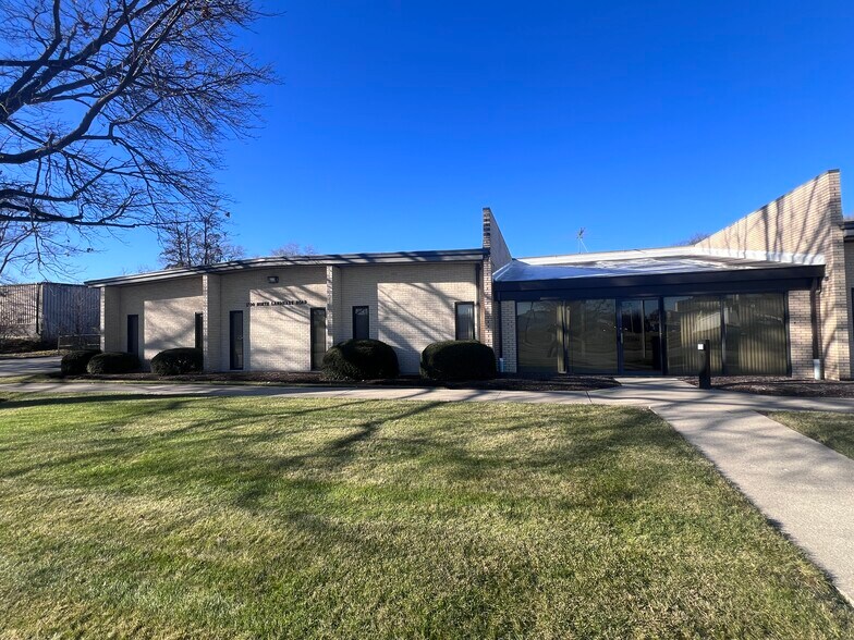 More Photos Of 1700 Landmark Rd, Aurora Warehouse For Lease
