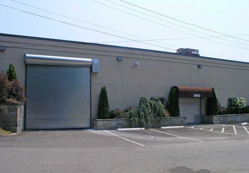 More Photos Of 3960-3966 Merritt Ave, Bronx Warehouse For Lease