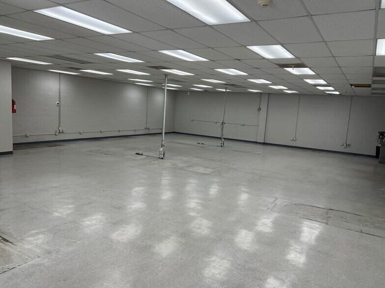 More Photos Of 1321 W 12th St, Los Angeles Light Manufacturing For Lease