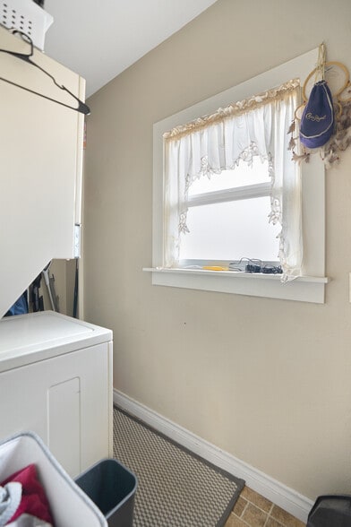 More Photos Of 344 SE Elm St, Prineville Flex For Sale