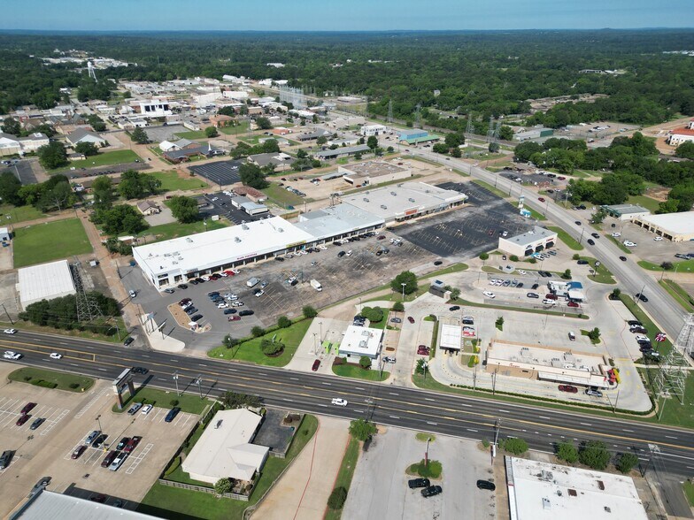 More Photos Of 102-110 Midtown Dr, Kilgore General Retail For Lease
