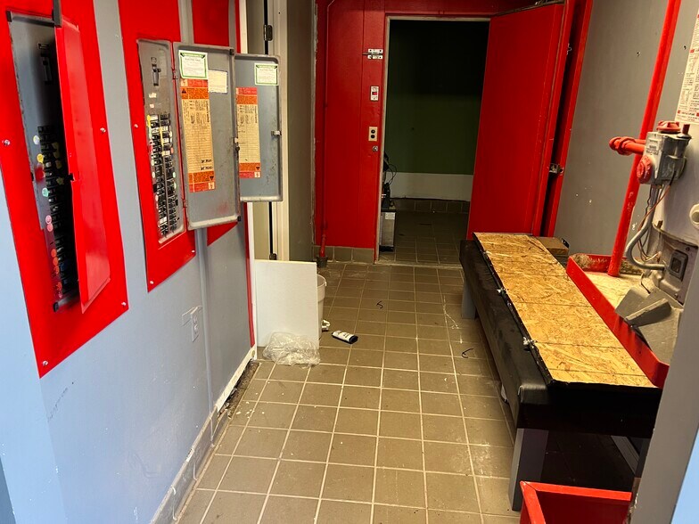 More Photos Of 1609 Northeast Blvd, Wilmington Restaurant For Sale