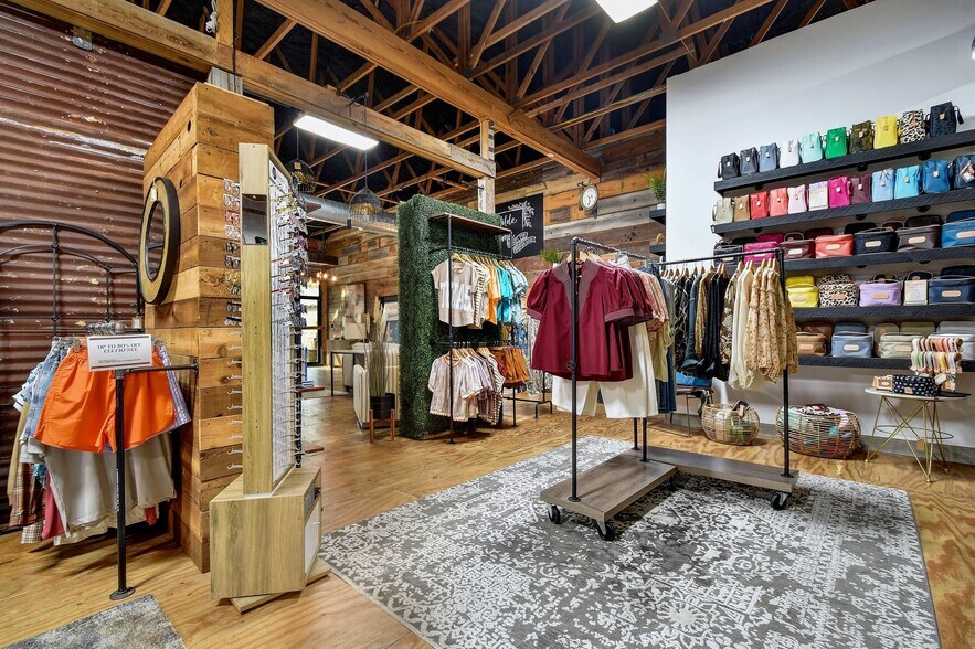 More Photos Of 330 W Mercer St, Dripping Springs Freestanding For Lease