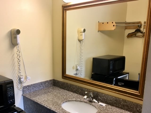 More Photos Of 600 W Palestine St, Mexia Hotel For Sale