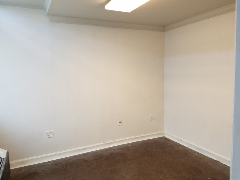 More Photos Of 18775 N Frederick Rd, Gaithersburg Warehouse For Lease