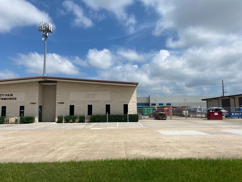 Primary Photo Of 11907-11909 Windfern Rd, Houston Warehouse For Lease