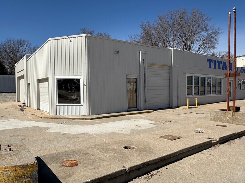 More Photos Of 833 Nemaha St, Humboldt Freestanding For Sale