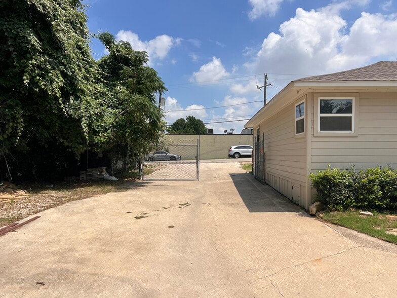 More Photos Of 1608 Tantor Rd, Dallas Distribution For Sale