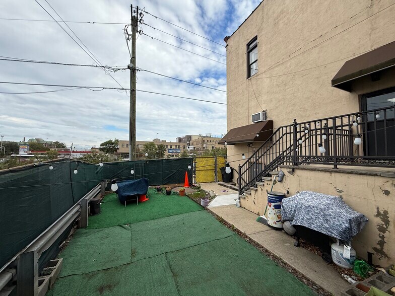 More Photos Of 811 30th St, Union City Storefront Retail Residential For Sale