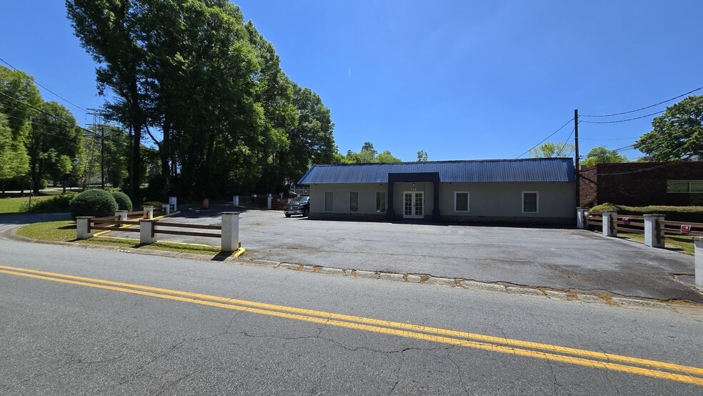 More Photos Of 748 NE Lawrence St, Marietta Office For Sale