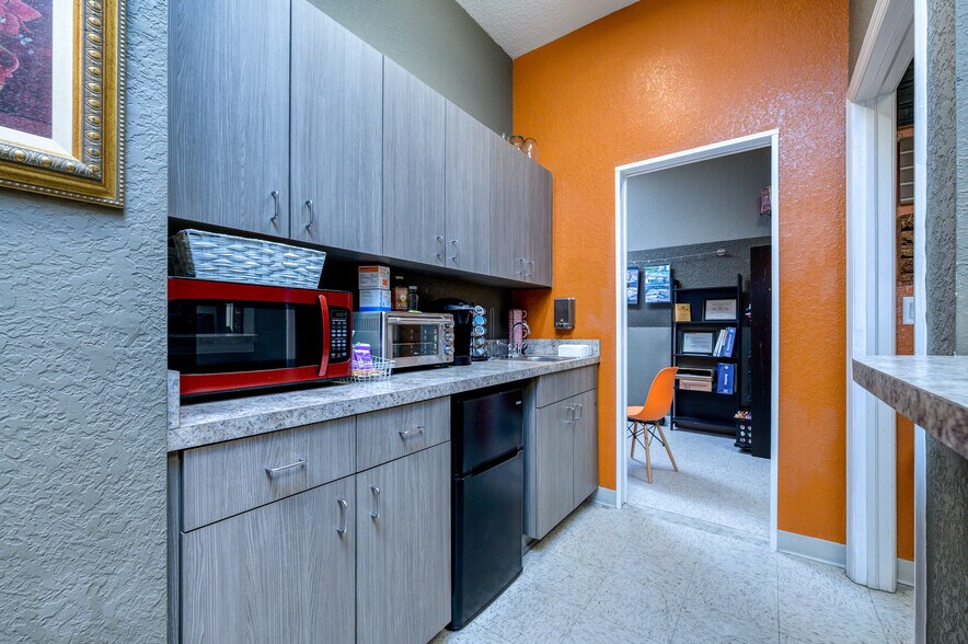 More Photos Of 6800-6810 Mariner Blvd, Spring Hill Office For Sale