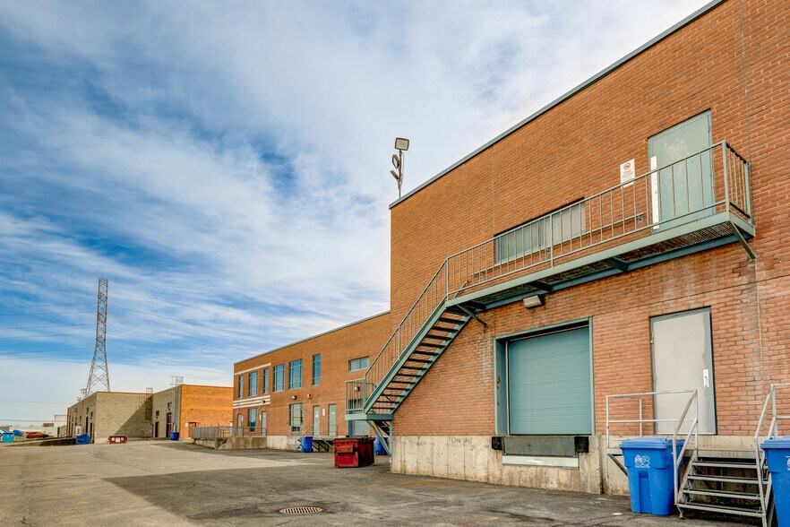 More Photos Of 25 Rue de Lauzon, Boucherville Light Distribution For Lease