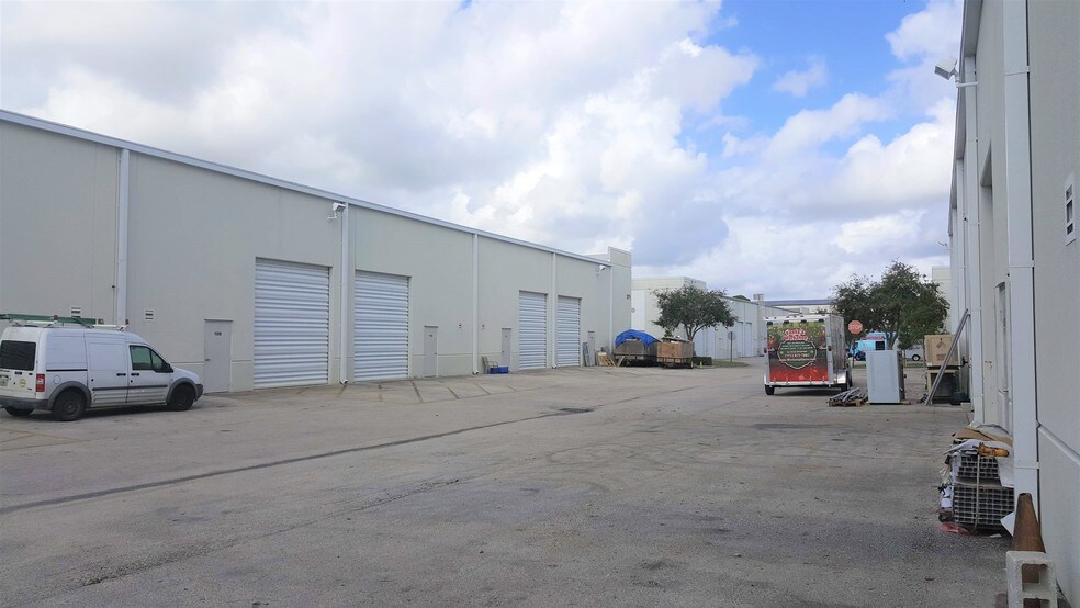 More Photos Of 575 NW Mercantile Pl, Port Saint Lucie Warehouse For Sale