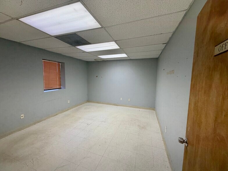 More Photos Of 527 NW County Rd, Hobbs Warehouse For Lease