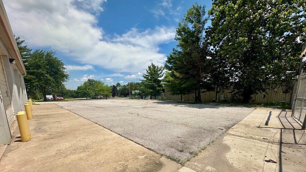 More Photos Of 2305 W Industrial Park Dr, Bloomington Warehouse For Lease