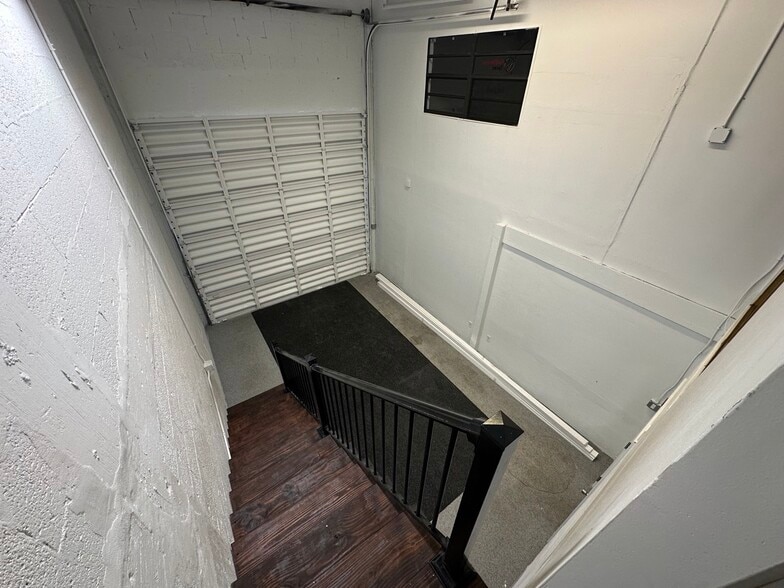 More Photos Of 5751 Dawson St, Hollywood Warehouse For Lease