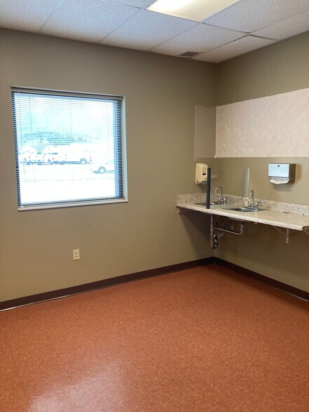 More Photos Of 1916 Boggs Creek Rd, Jefferson City Medical For Sale