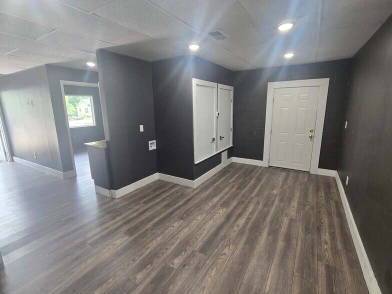 More Photos Of 124 W Winchester St, Gallatin Light Manufacturing For Lease