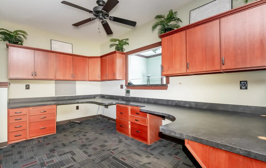 More Photos Of 618 E Court Ave, Jeffersonville Office For Lease