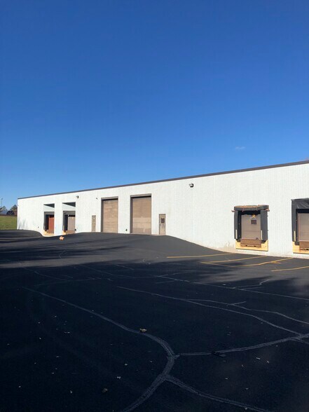 More Photos Of 300 S Owasso Blvd E, Little Canada Showroom For Lease
