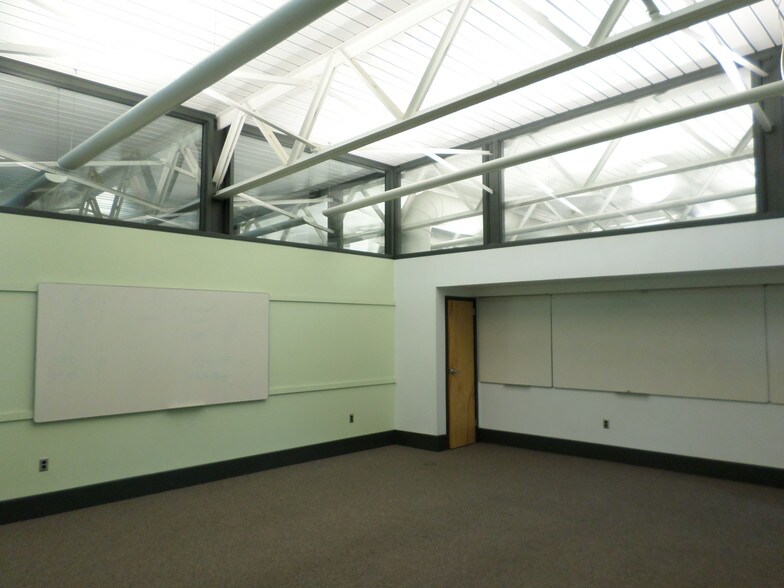 More Photos Of 395 Oak Hill Rd, Mountain Top Manufacturing For Lease