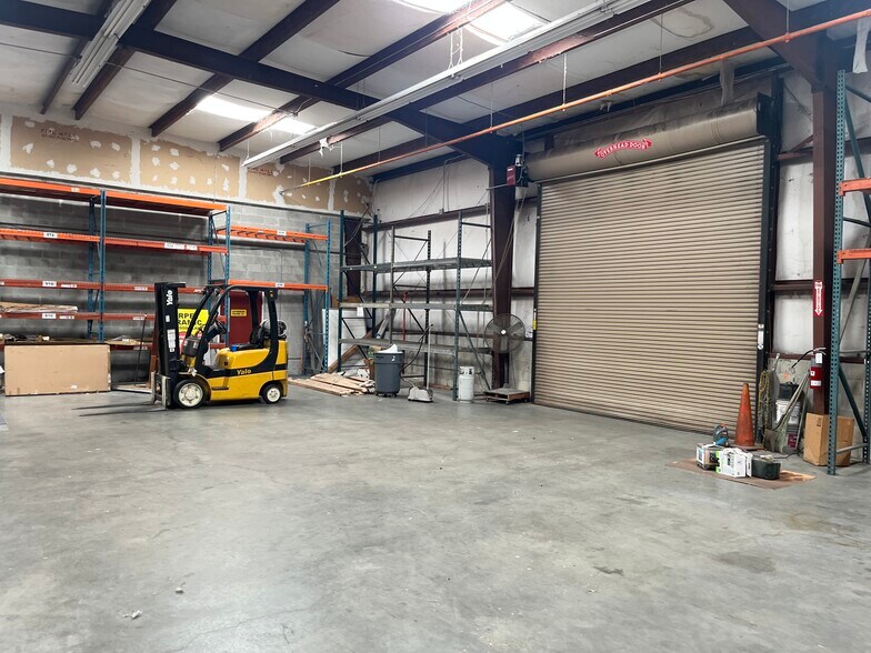 More Photos Of 7901 Benjamin Rd, Tampa Light Distribution For Sale