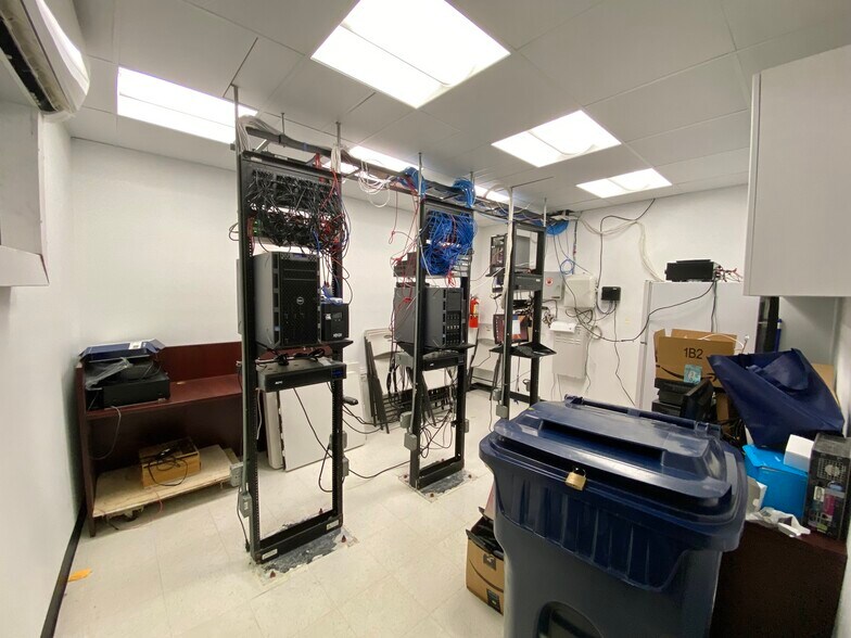 More Photos Of 25 Nassau Ln, Island Park Office For Sale