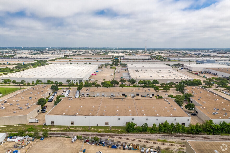 More Photos Of 11090-11096 Grader St, Dallas Warehouse For Lease