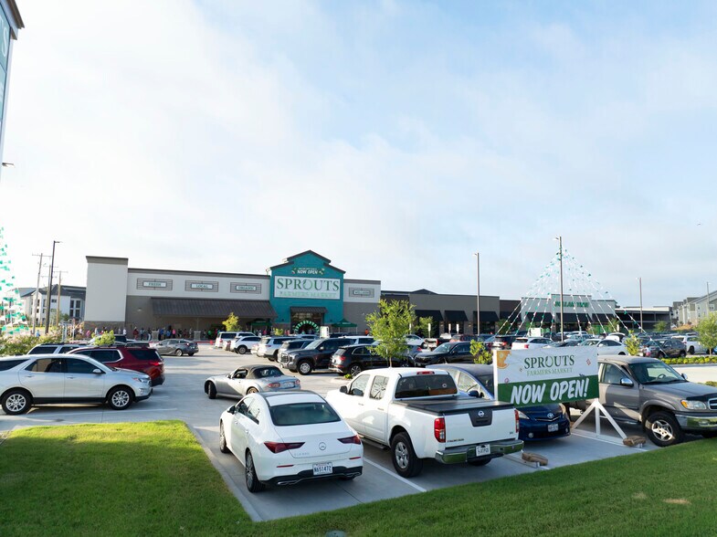 More Photos Of SW Wilshire Blvd @ Commons Drive, Burleson Supermarket For Lease