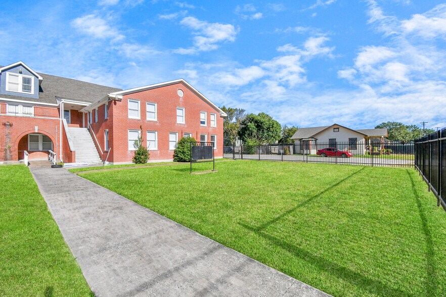 More Photos Of 2728 Kentucky St, Baytown Religious Facility For Sale