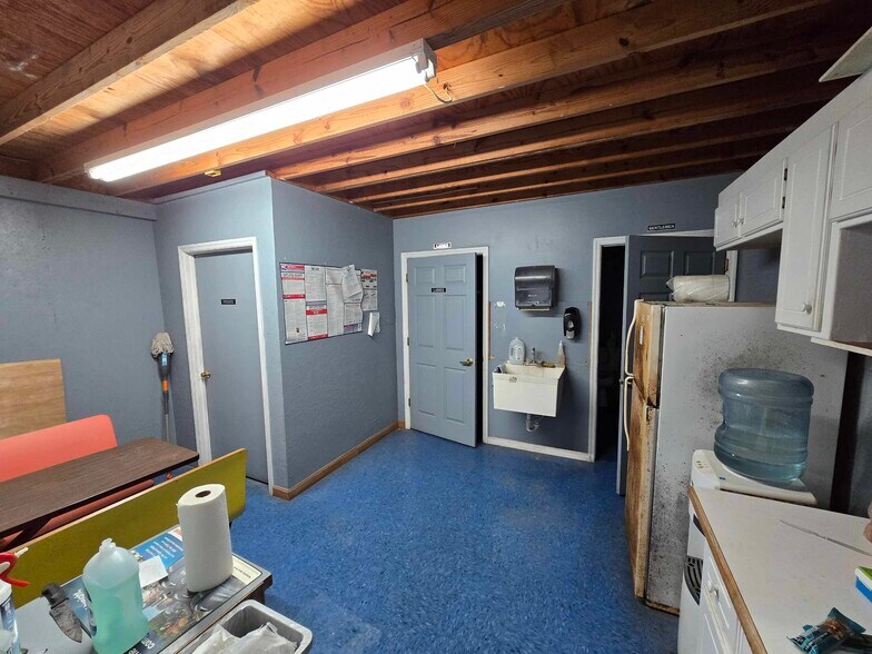 More Photos Of 213 W US 70 Hwy, Havelock Freestanding For Sale