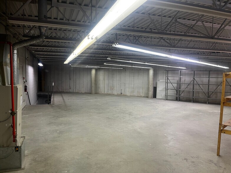 More Photos Of 17250 Stony Plain Rd, Edmonton Auto Dealership For Lease
