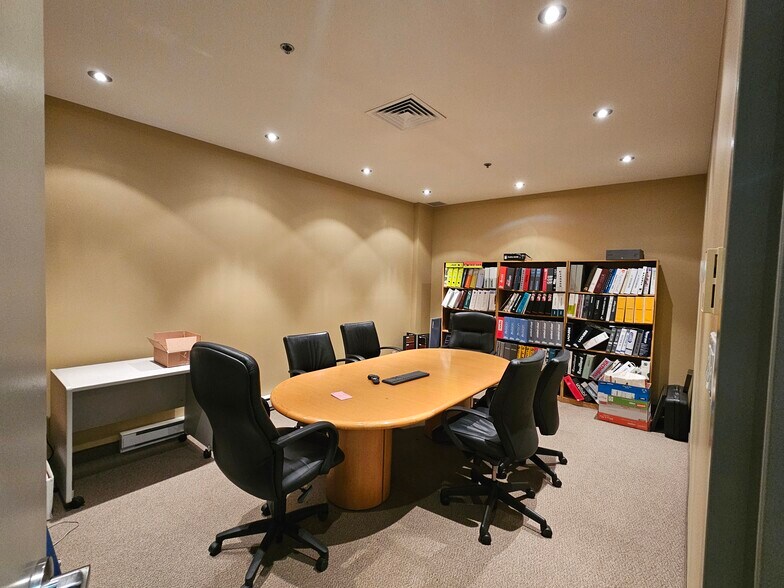 More Photos Of 25 Rue Saint-Jacques, Montréal Manufacturing For Sale