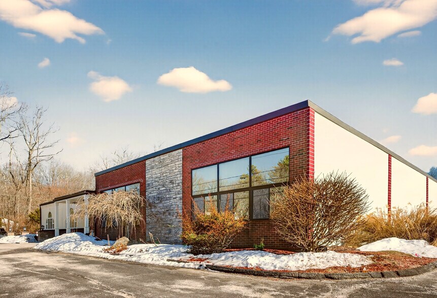 More Photos Of 1146 Spindle Hill Rd, Wolcott Freestanding For Sale