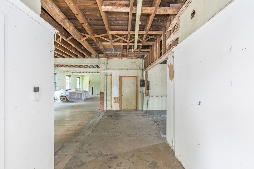 More Photos Of 1340 W Main St, Wytheville Loft Creative Space For Sale