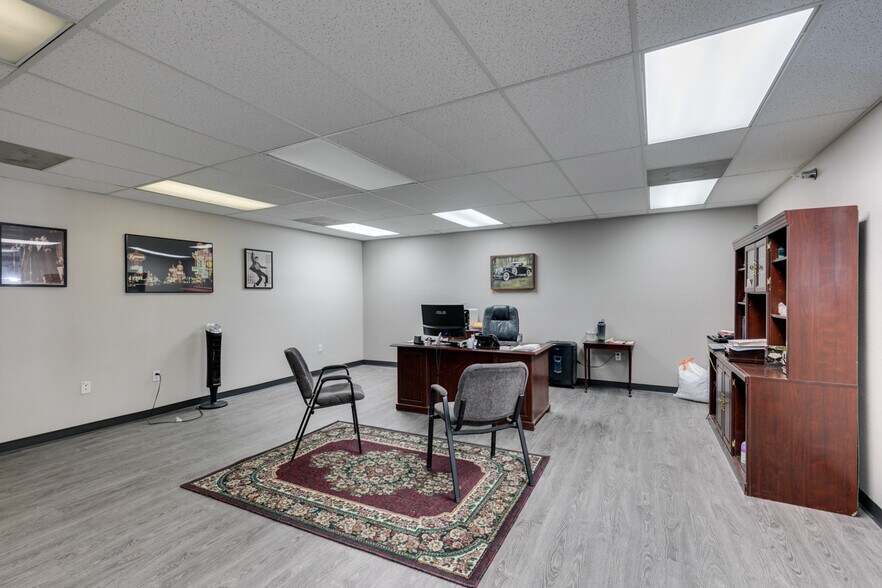 More Photos Of 5450 Desert Point Dr, Las Vegas Manufacturing For Lease