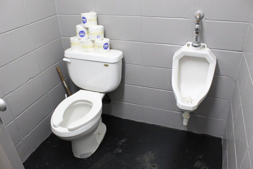 More Photos Of 541 W 90th St, Bloomington Showroom For Sale