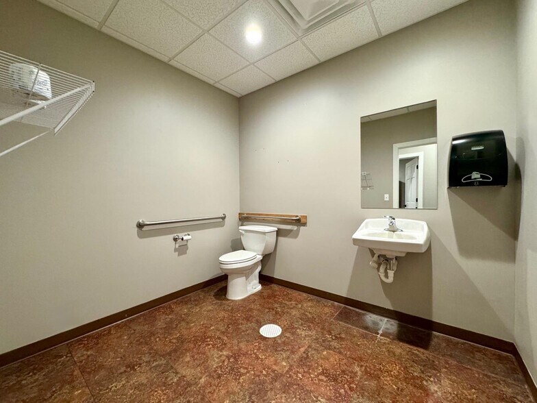 More Photos Of 5308 Parklane Dr, Kearney Serviced Offices For Sale