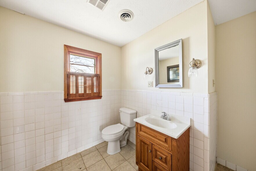 More Photos Of 803 E Broadway Blvd, Jefferson City Warehouse For Sale