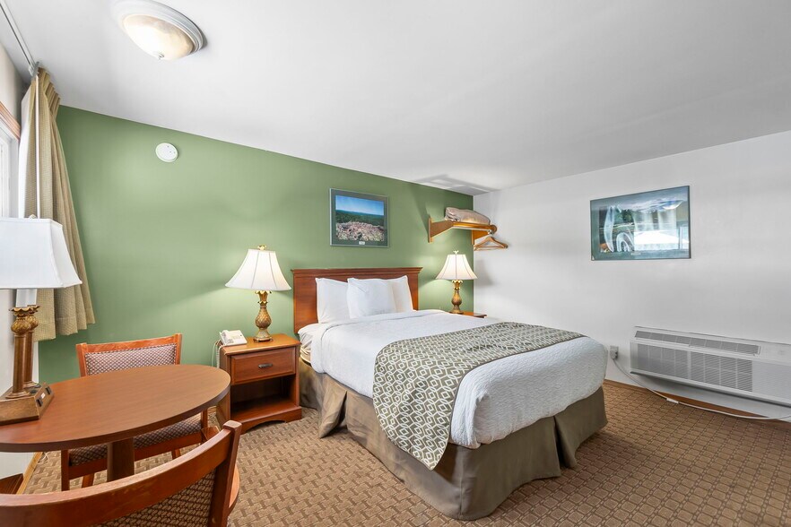 More Photos Of 310 S McCune St, Pilot Knob Hotel For Sale