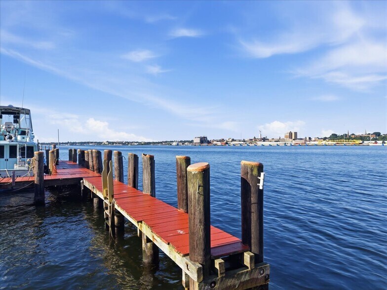More Photos Of 53 Thames St, Groton Marina For Sale