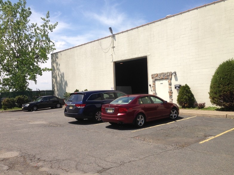 More Photos Of 890 Paterson Plank Rd, East Rutherford Manufacturing For Lease