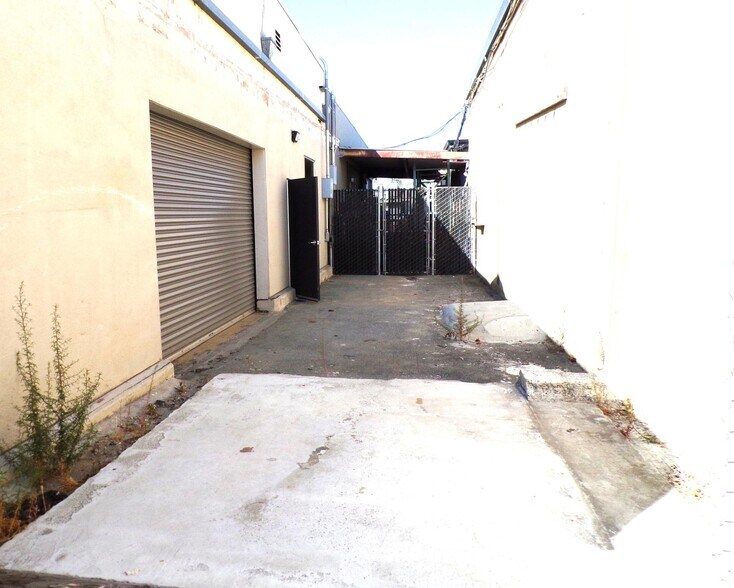 More Photos Of 953 Washington St, San Carlos Warehouse For Lease