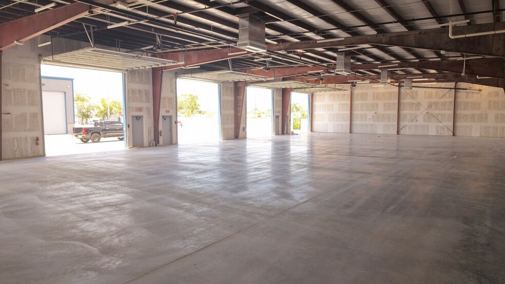 More Photos Of 16261 Pine Ridge Rd, Fort Myers Unknown For Lease