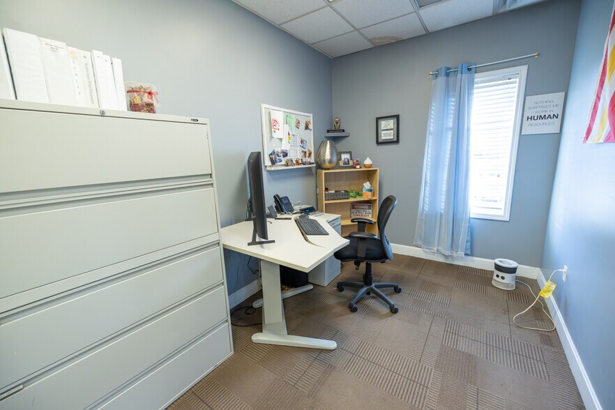 More Photos Of 1621 Se Summit St, Lee's Summit Light Distribution For Sale