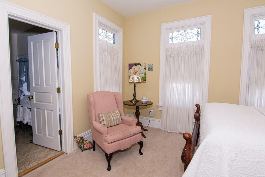 More Photos Of 301 Meyers Ave, Meyersdale Hotel For Sale