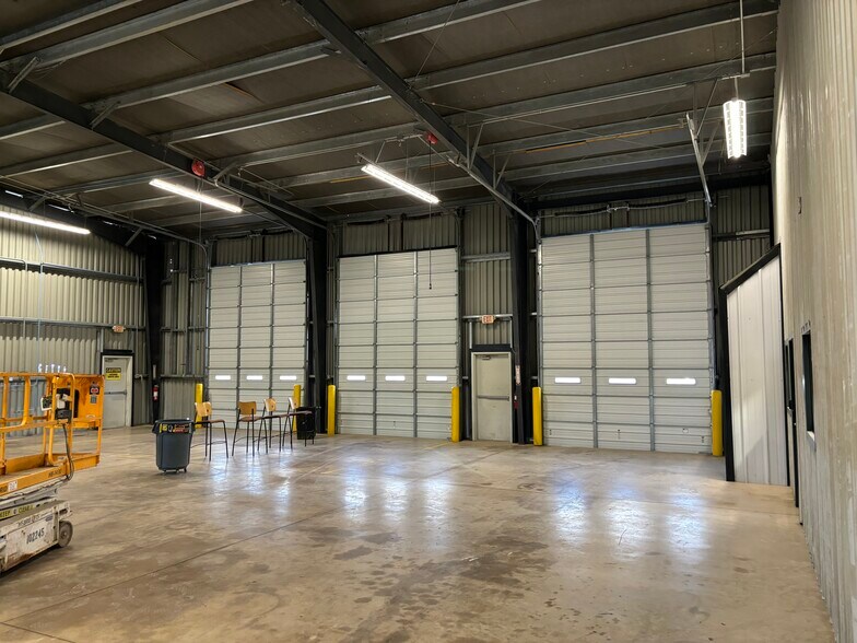 More Photos Of 14710-14722 Speedway Park, Von Ormy Truck Terminal For Lease