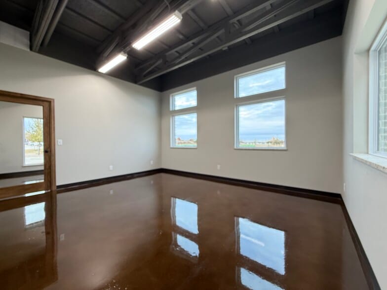More Photos Of 8136 Silver Crossing, Oklahoma City Warehouse For Lease