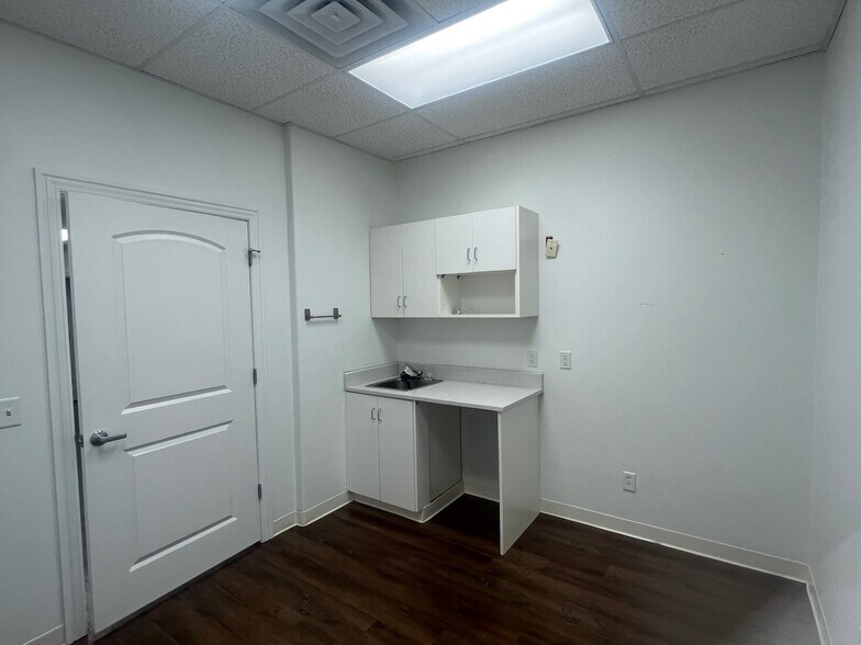 More Photos Of 5230 Willow Creek Dr, Springdale Medical For Lease