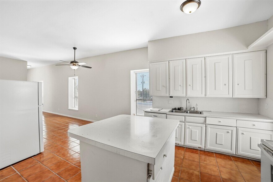 More Photos Of 923 Loop 332, Liberty Hill Storefront Retail Residential For Sale